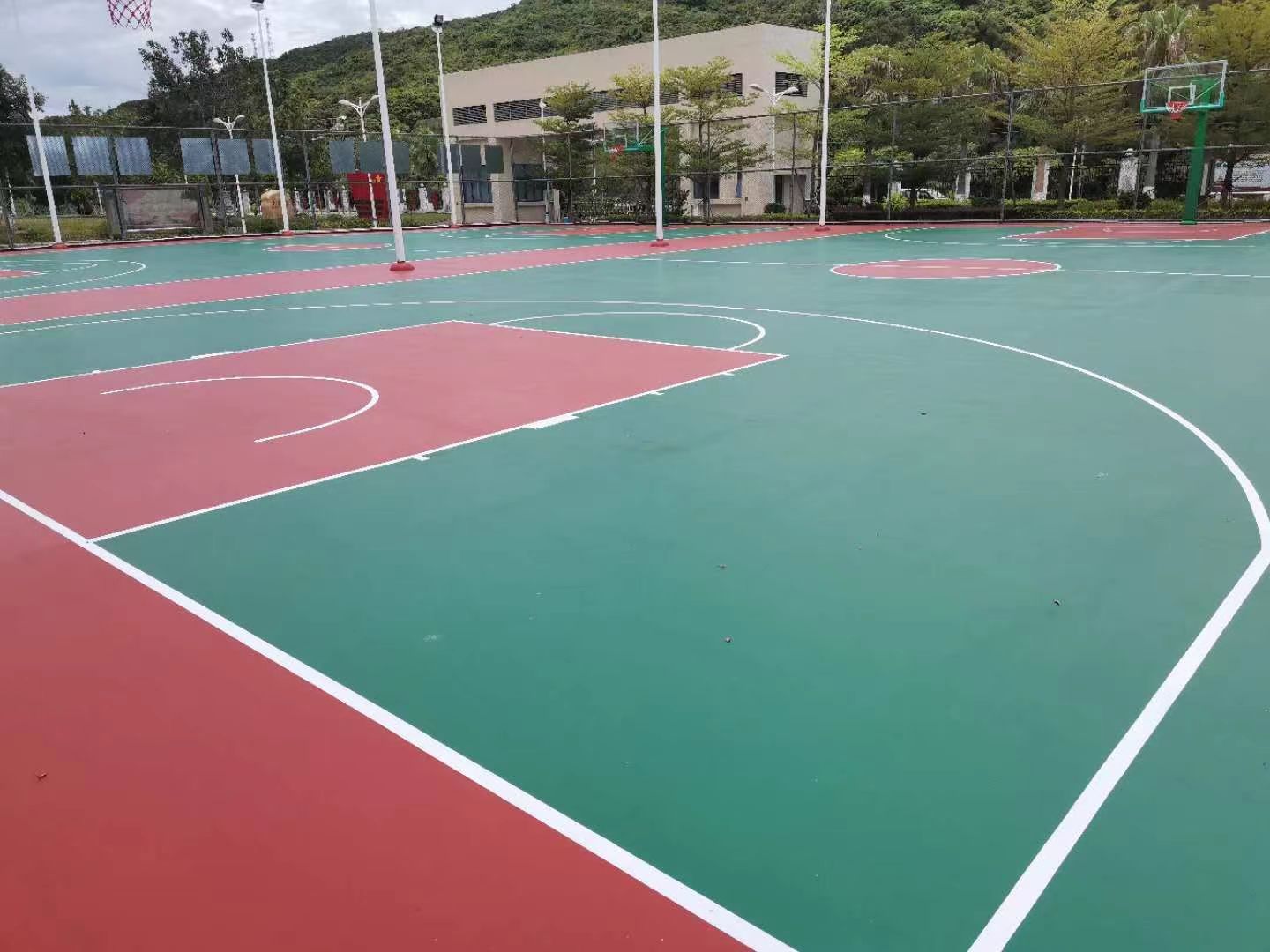 硅pu篮球场造价与选择，202366体育厂家报价