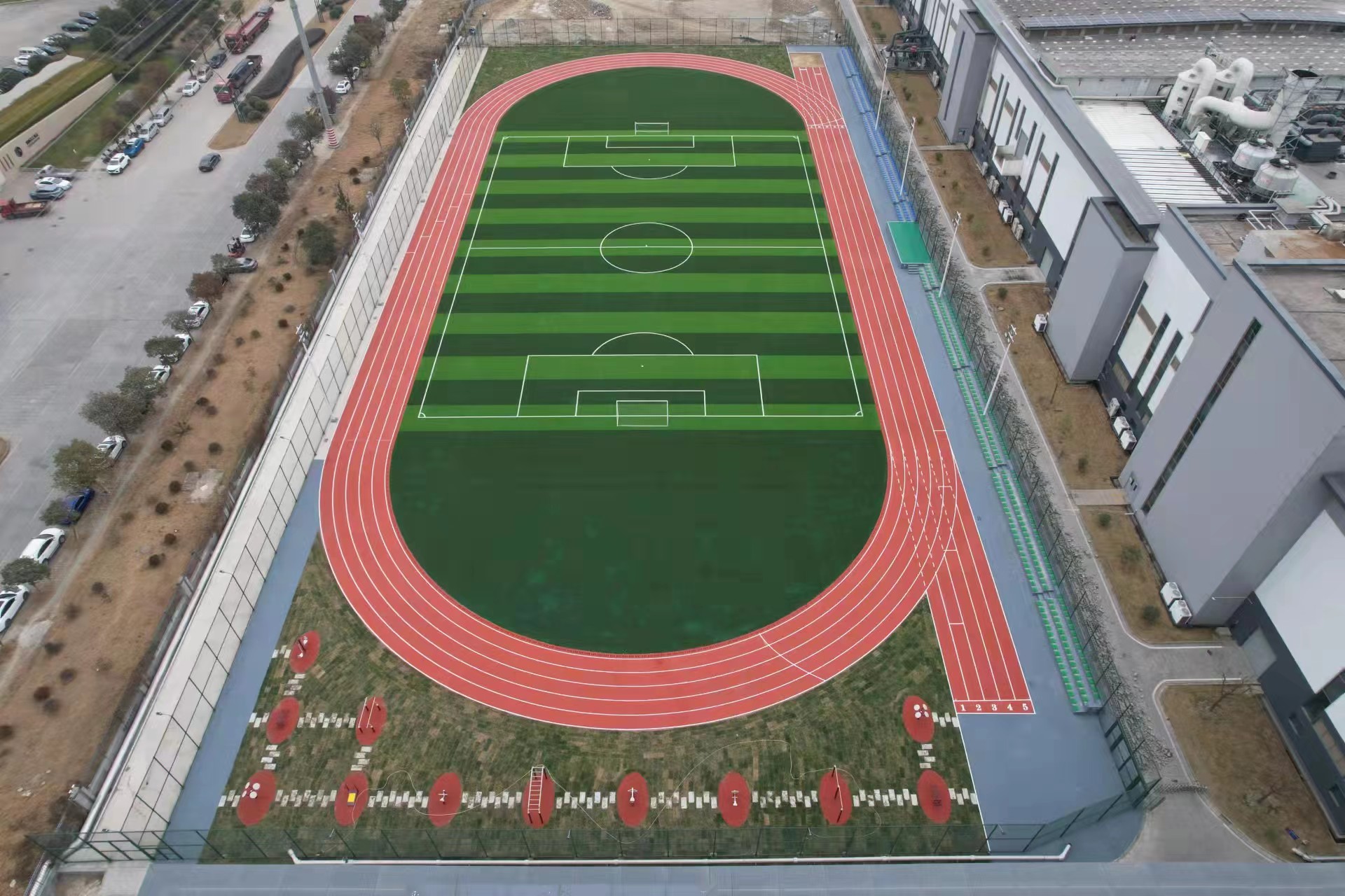 塑胶跑道厂家怎样选择，塑胶跑道厂家前期施工，66体育给您解答